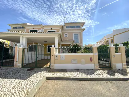 Villa T4 com piscina privada em Armação de Pêra · 186 m² — foto 1