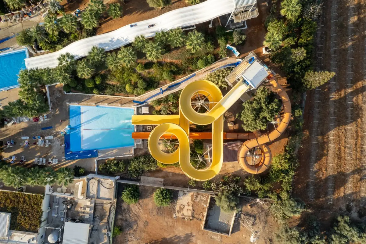 Vista aérea dos escorregas de um parque aquático no Algarve