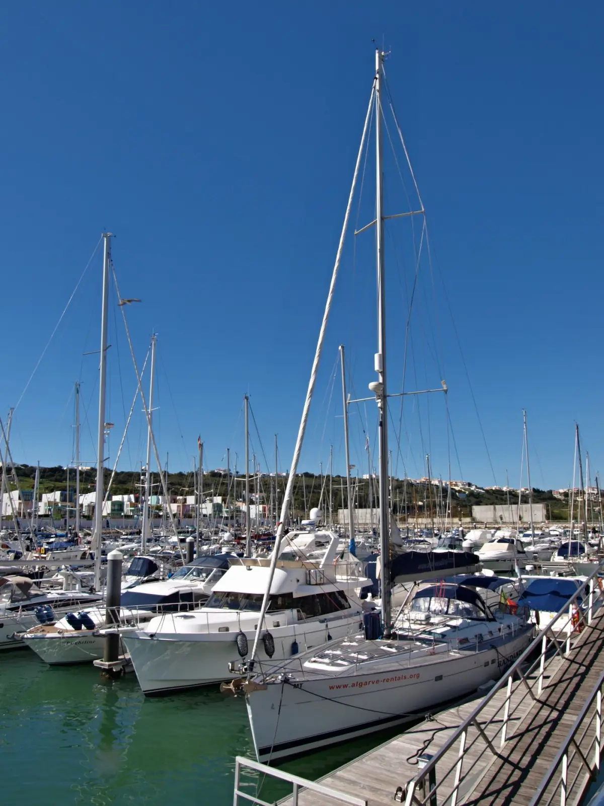 Veleiros e barcos atracados na marina de Albufeira num dia de céu limpo