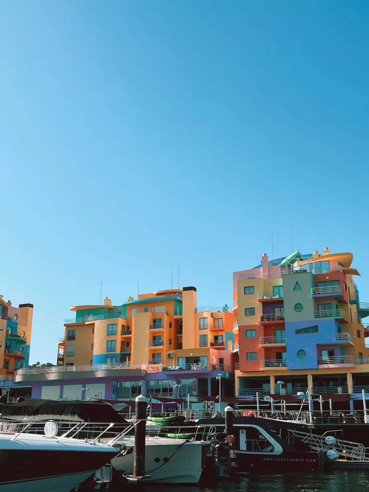 Edifícios coloridos sobre a marina de Vilamoura, no centro do Algarve
