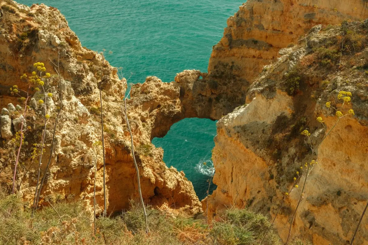 Formações rochosas douradas da Ponta da Piedade em Lagos, com escadaria e mar turquesa