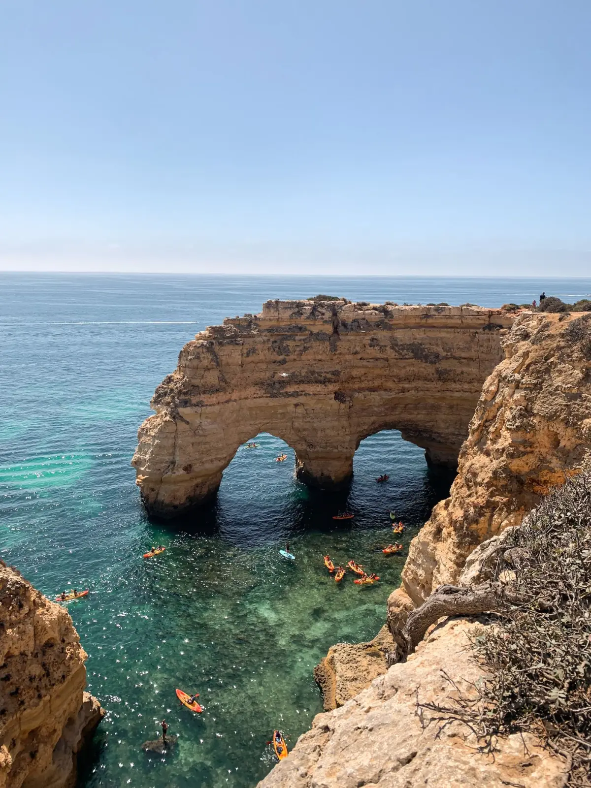 Formação rochosa de arenito dourado sobre o areal da Praia dos Três Irmãos, em Alvor