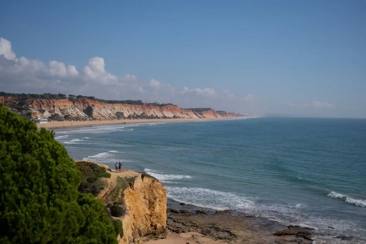 Linha de costa e falésias da Praia da Falésia vistas ao longo do areal extenso