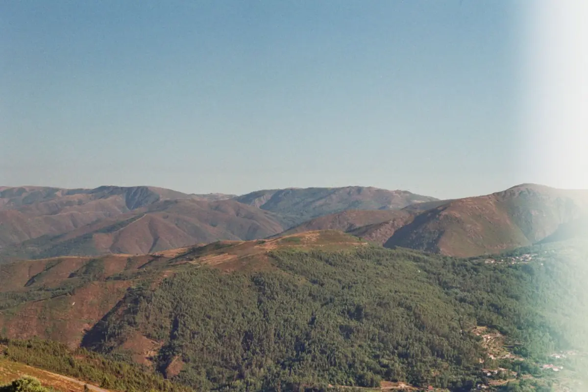 Montanhas verdejantes da serra do Algarve em Monchique sob céu azul