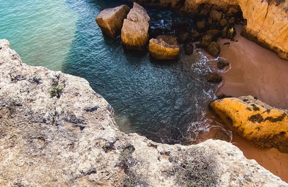 Falésias e enseada no centro do Algarve, ideal para um fim de semana