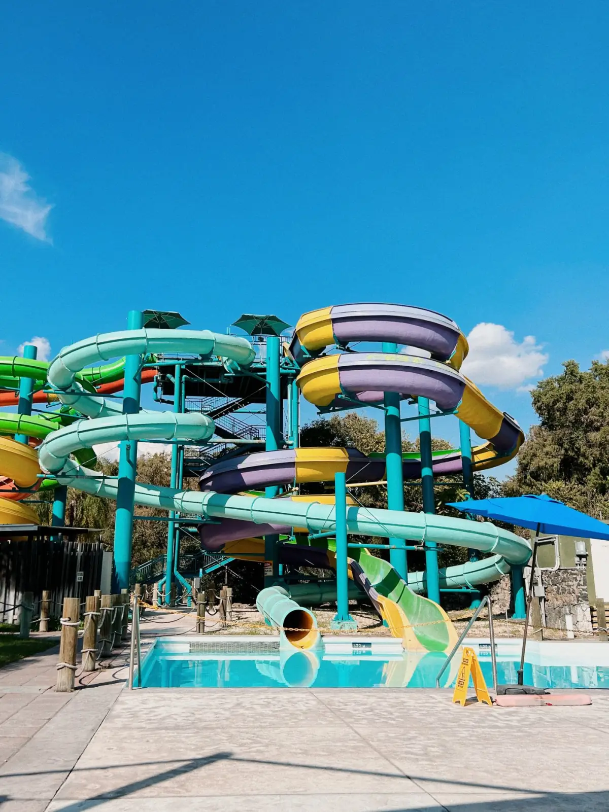 Parque aquático com escorregas e piscina, semelhante aos parques que rodeiam Albufeira e Quarteira