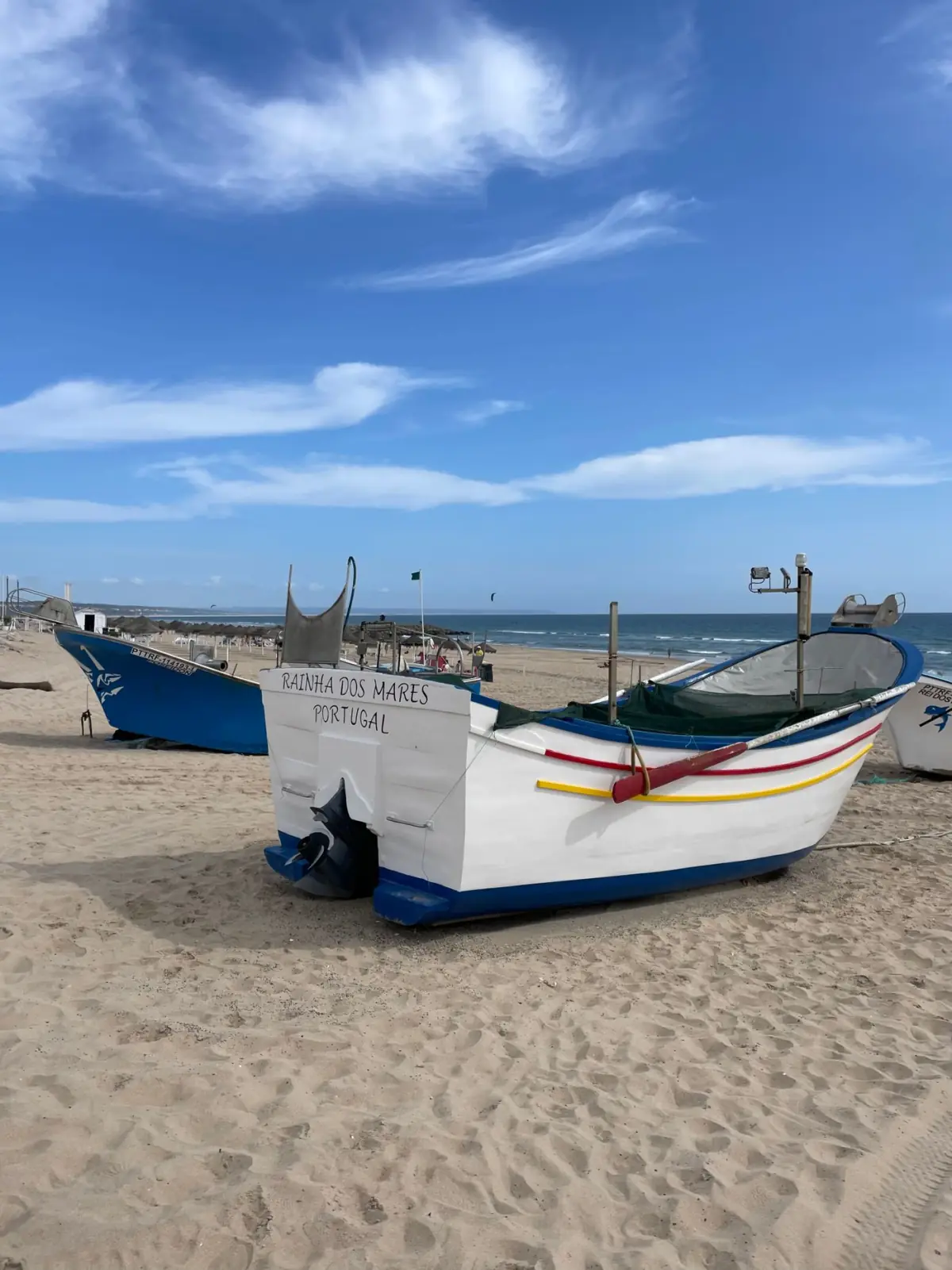Barcos de pesca coloridos pousados na areia junto a Santa Luzia, na Ria Formosa, perto da Praia do Barril