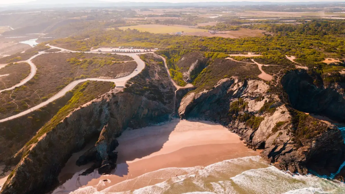 Falésias escuras e oceano azul na Costa Vicentina junto a Aljezur