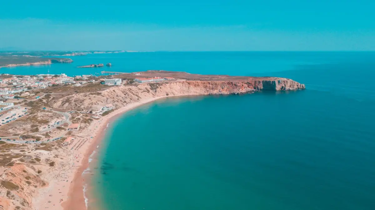 Vista aérea das falésias douradas e da praia tranquila perto de Armação de Pêra