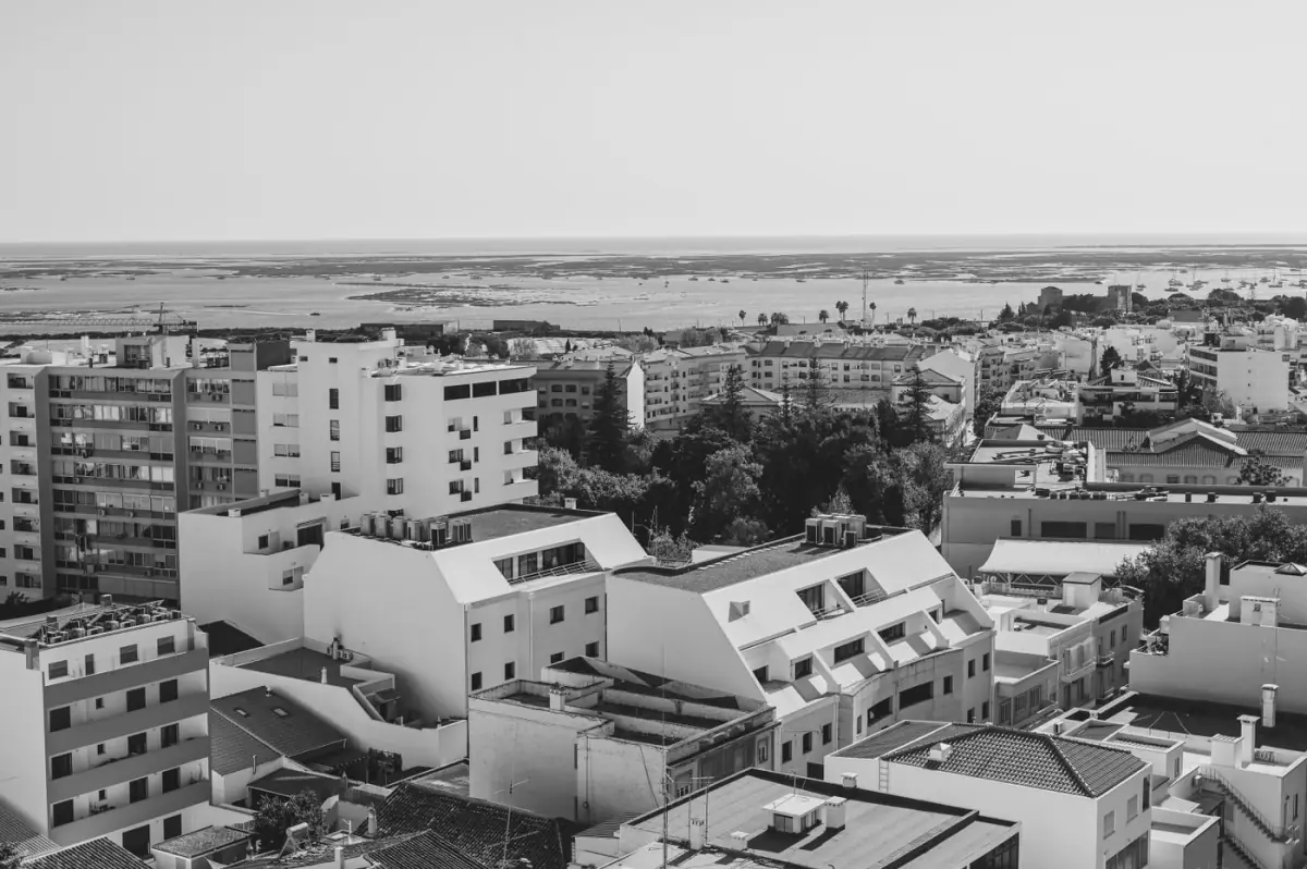 Vista aérea de Faro junto ao Atlântico, com a marina e a cidade ao fundo