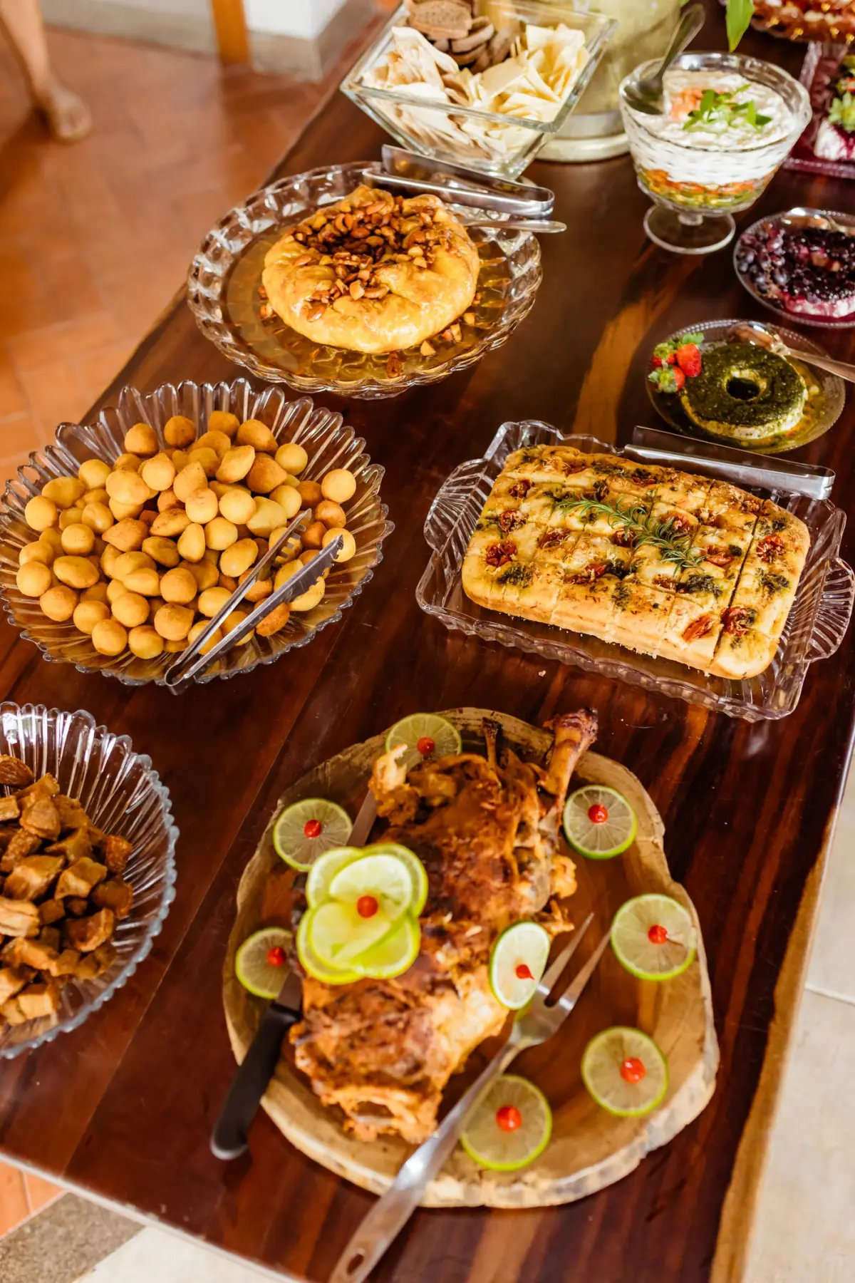 Pratos caseiros salgados de peixe e marisco sobre mesa de madeira