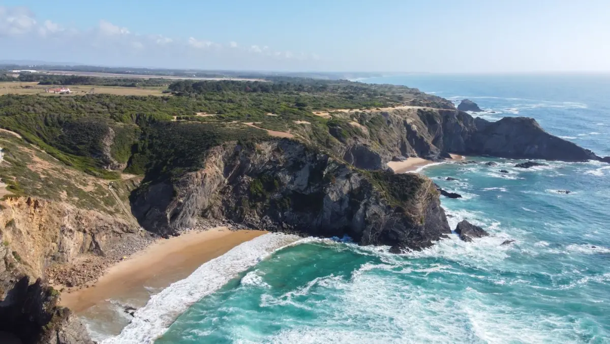Falésias agrestes da Praia das Adegas, perto de Odeceixe, sobre o oceano da Costa Vicentina