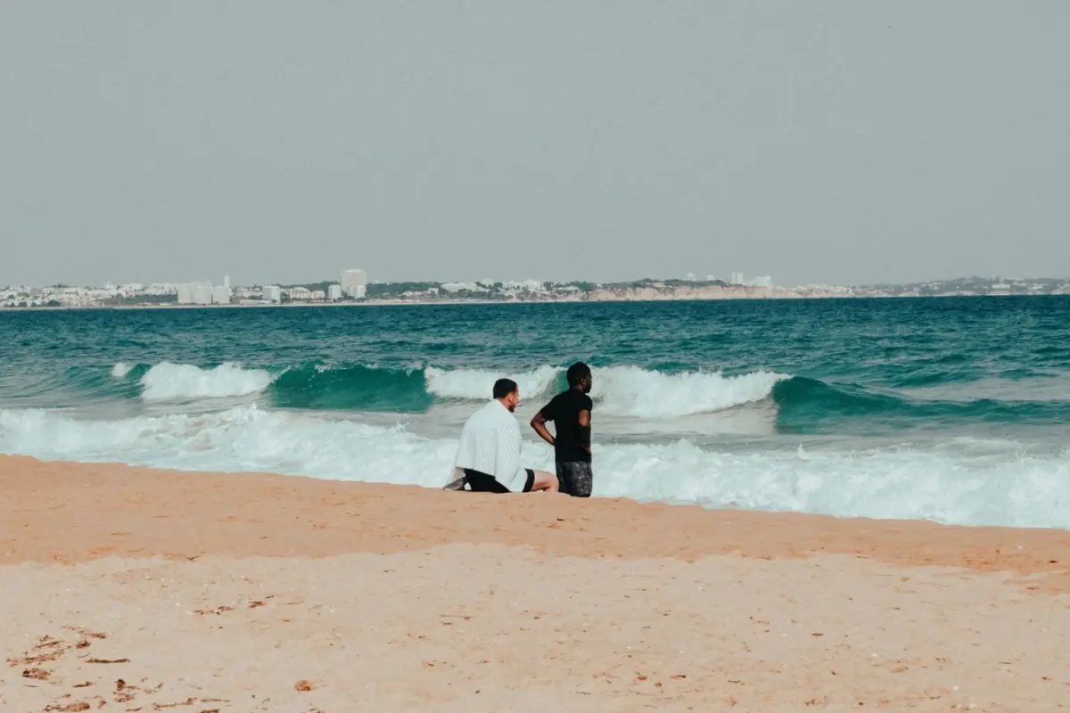 Areal soalheiro e dourado da Meia Praia em Lagos, no Barlavento algarvio