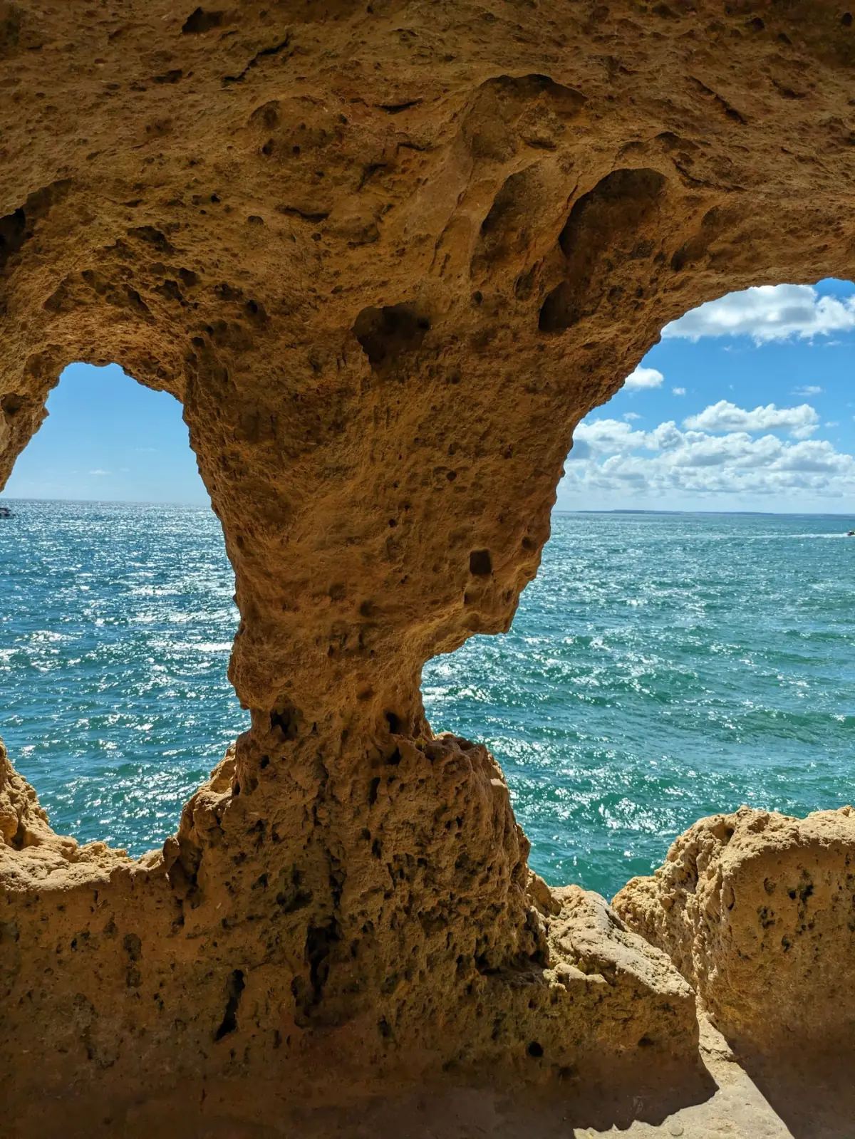 Arco rochoso natural do Algar Seco a emoldurar o Atlântico junto a Carvoeiro