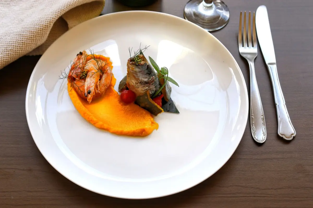 Prato de marisco bem apresentado com camarão e peixe num restaurante do Algarve