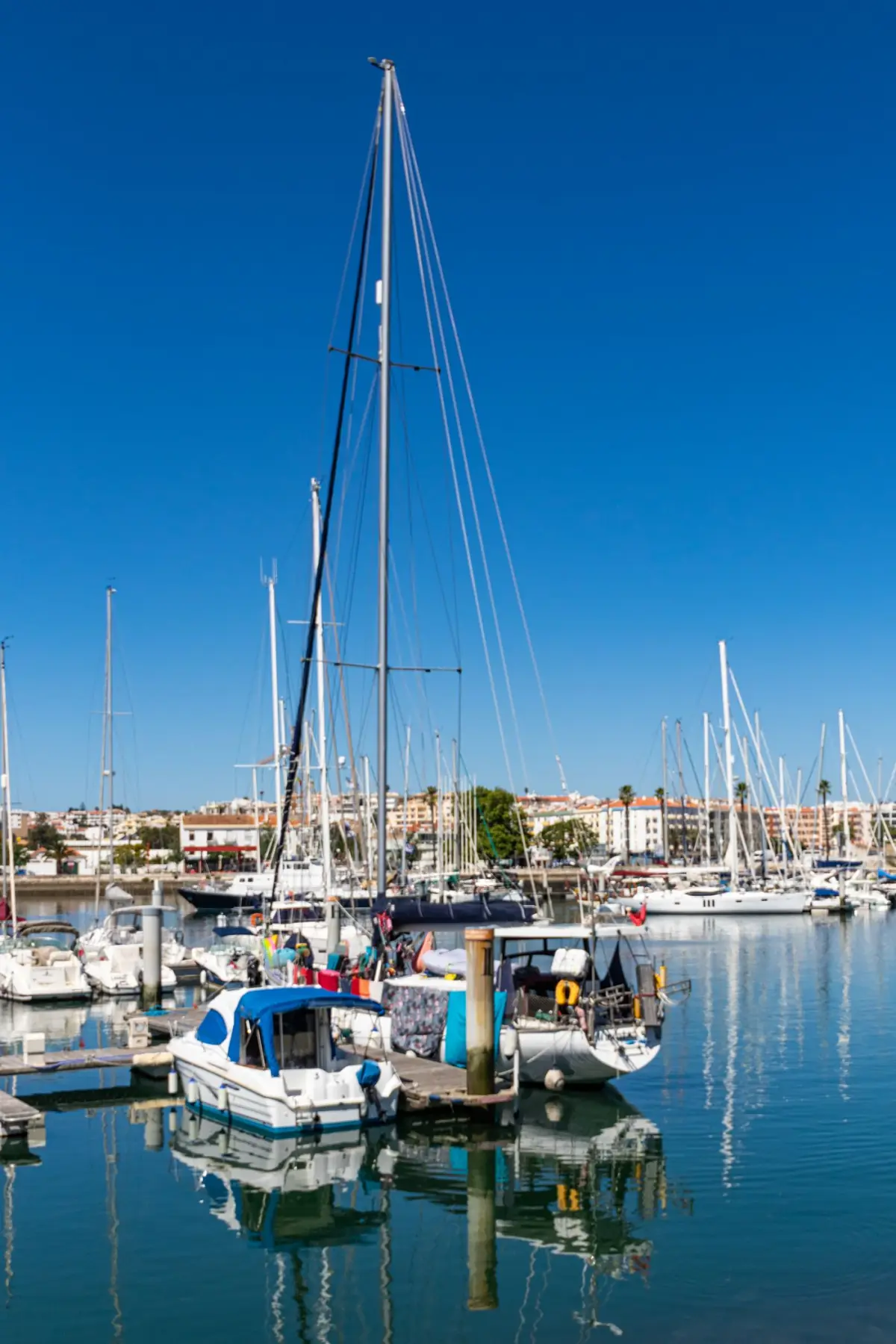Iates e veleiros atracados na marina de Lagos, junto à Meia Praia