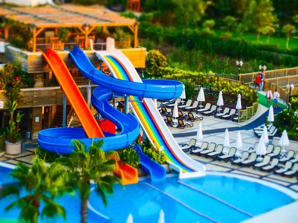 Piscina com escorregas multicoloridos, do tipo que as crianças encontram nos parques e nas casas com piscina do Algarve
