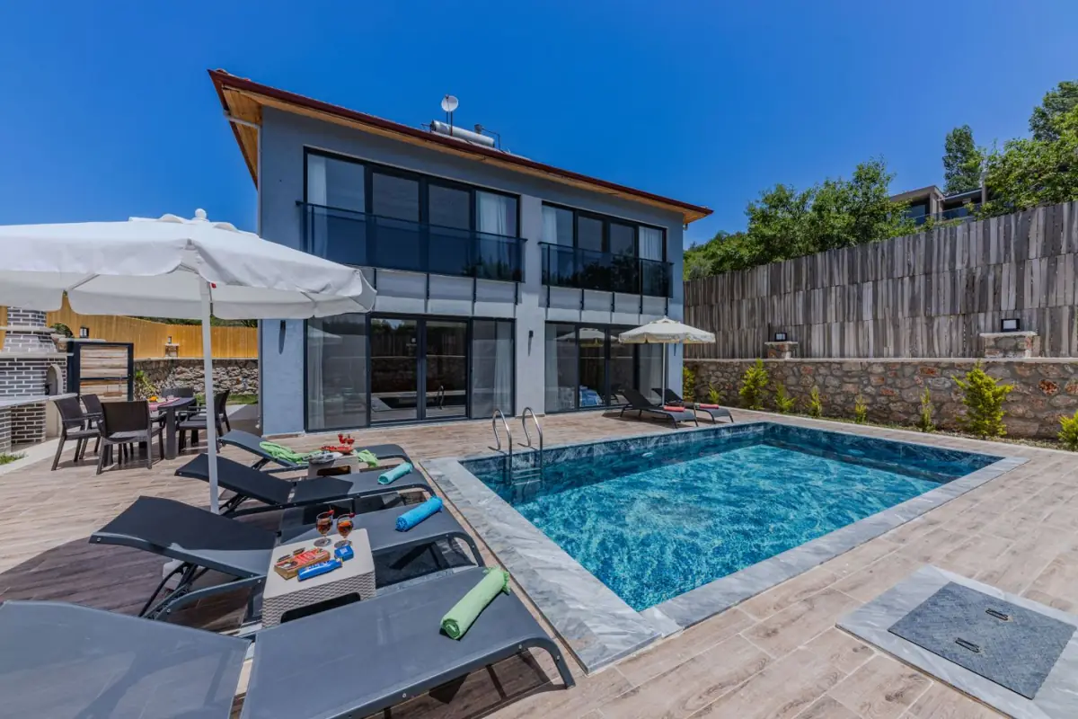 Villa de luxo no Algarve com piscina privada e terraço sob céu azul