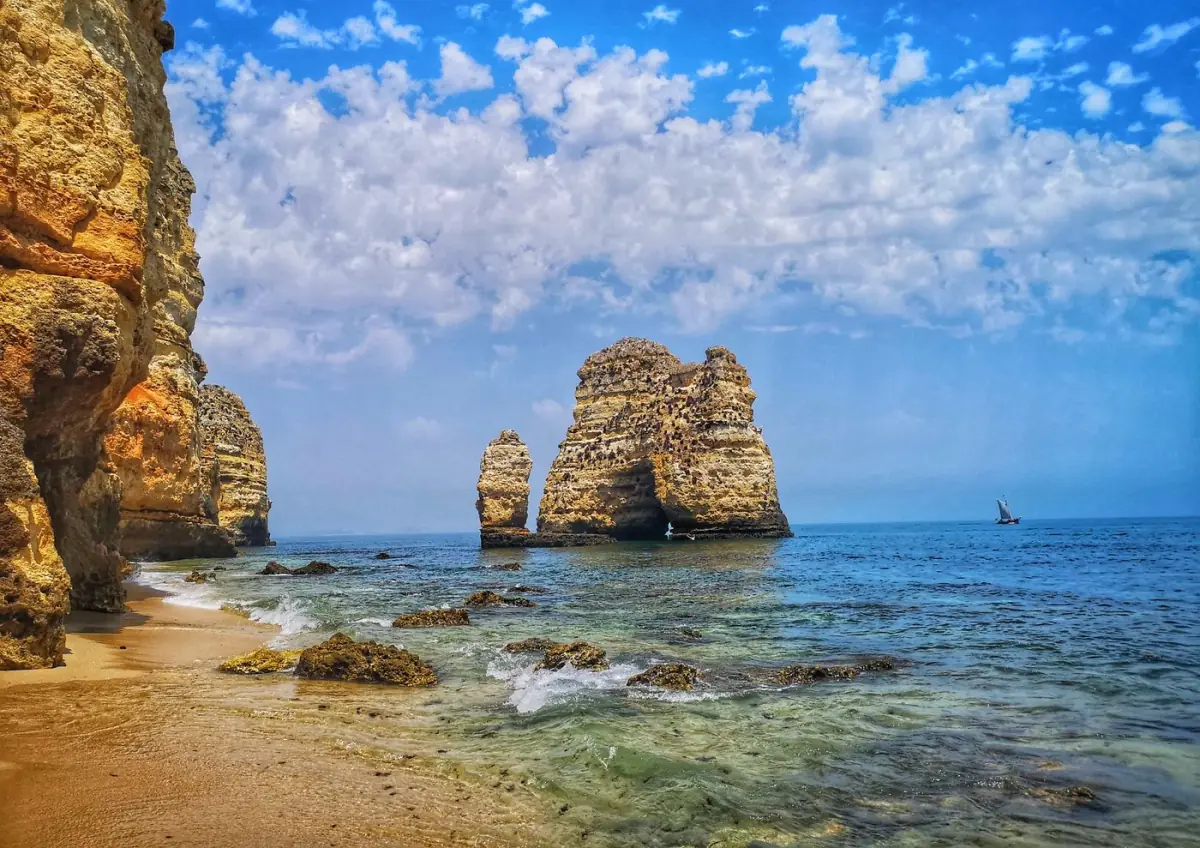 Grutas e arcos de arenito na faixa de falésias entre Alvor e Portimão