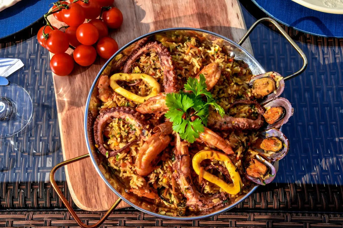 Travessa de marisco variado com polvo, camarão e mexilhão servida numa marisqueira algarvia