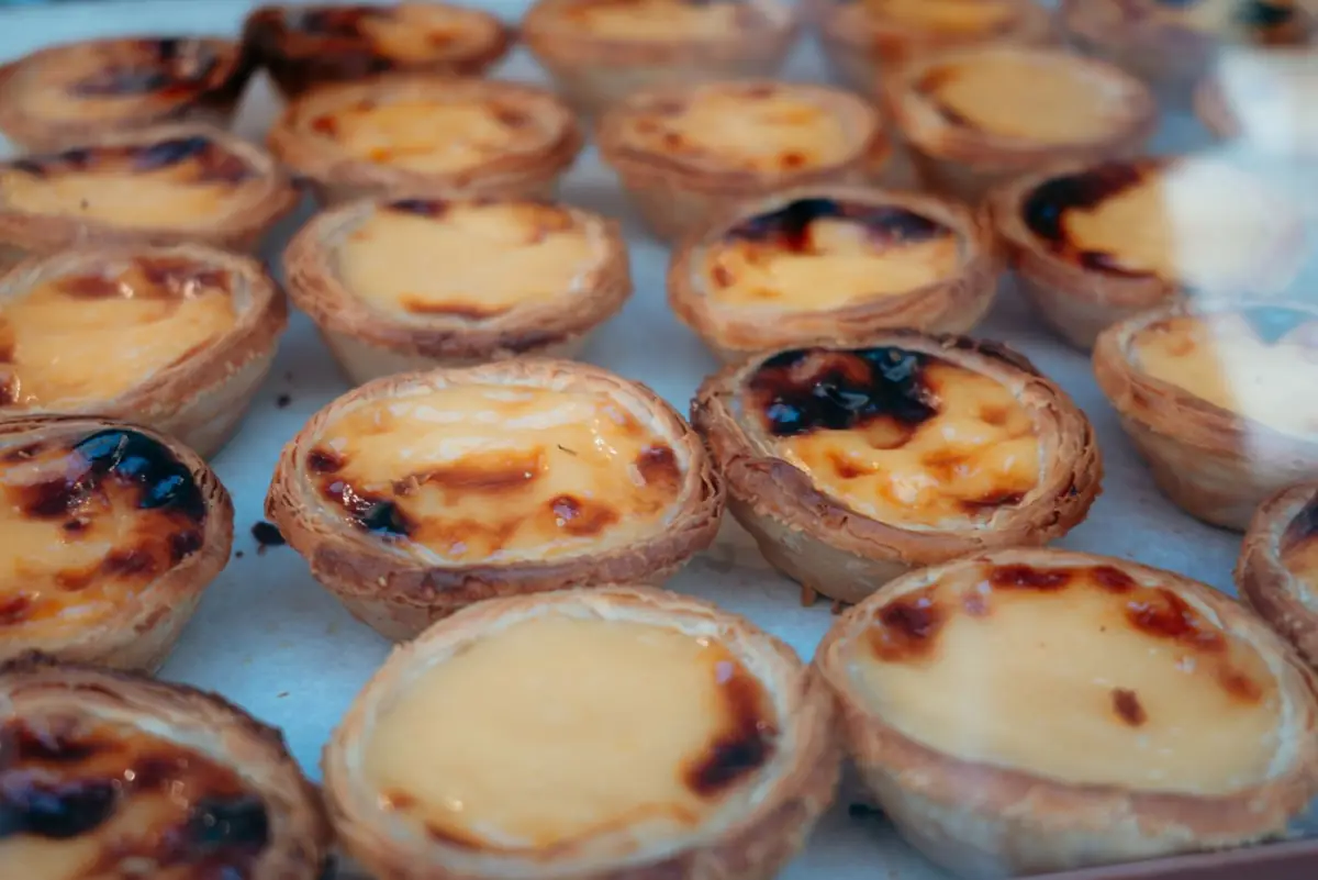 Doces tradicionais de amêndoa e figo numa banca de mercado do Algarve