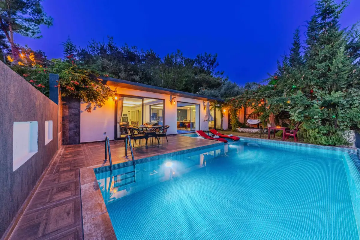 Grande piscina e pátio de villa ao entardecer na zona de Almancil