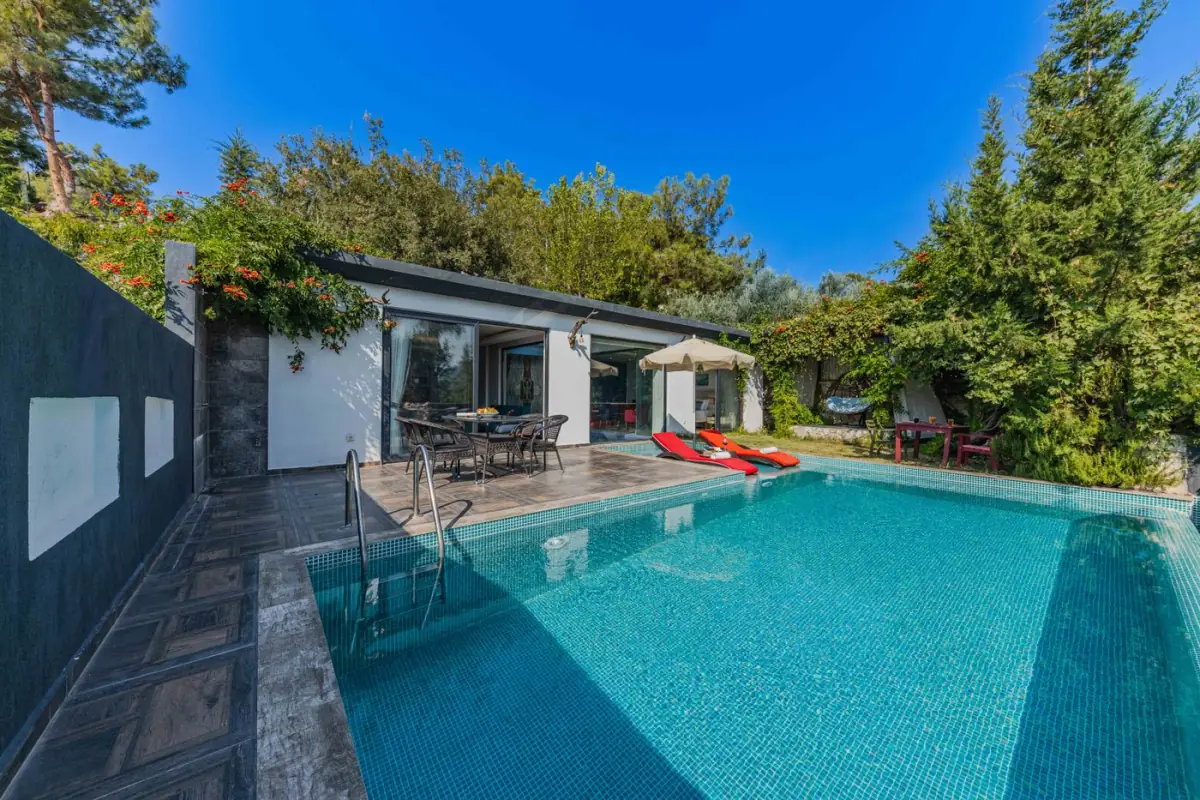 Grande piscina privada nas traseiras de uma casa de férias no Algarve, reservada apenas aos hóspedes