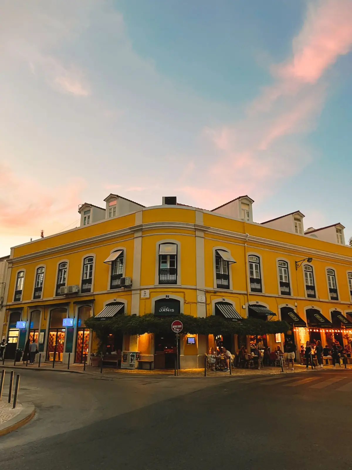 Edifício amarelo no centro de Faro ao pôr do sol, no Algarve