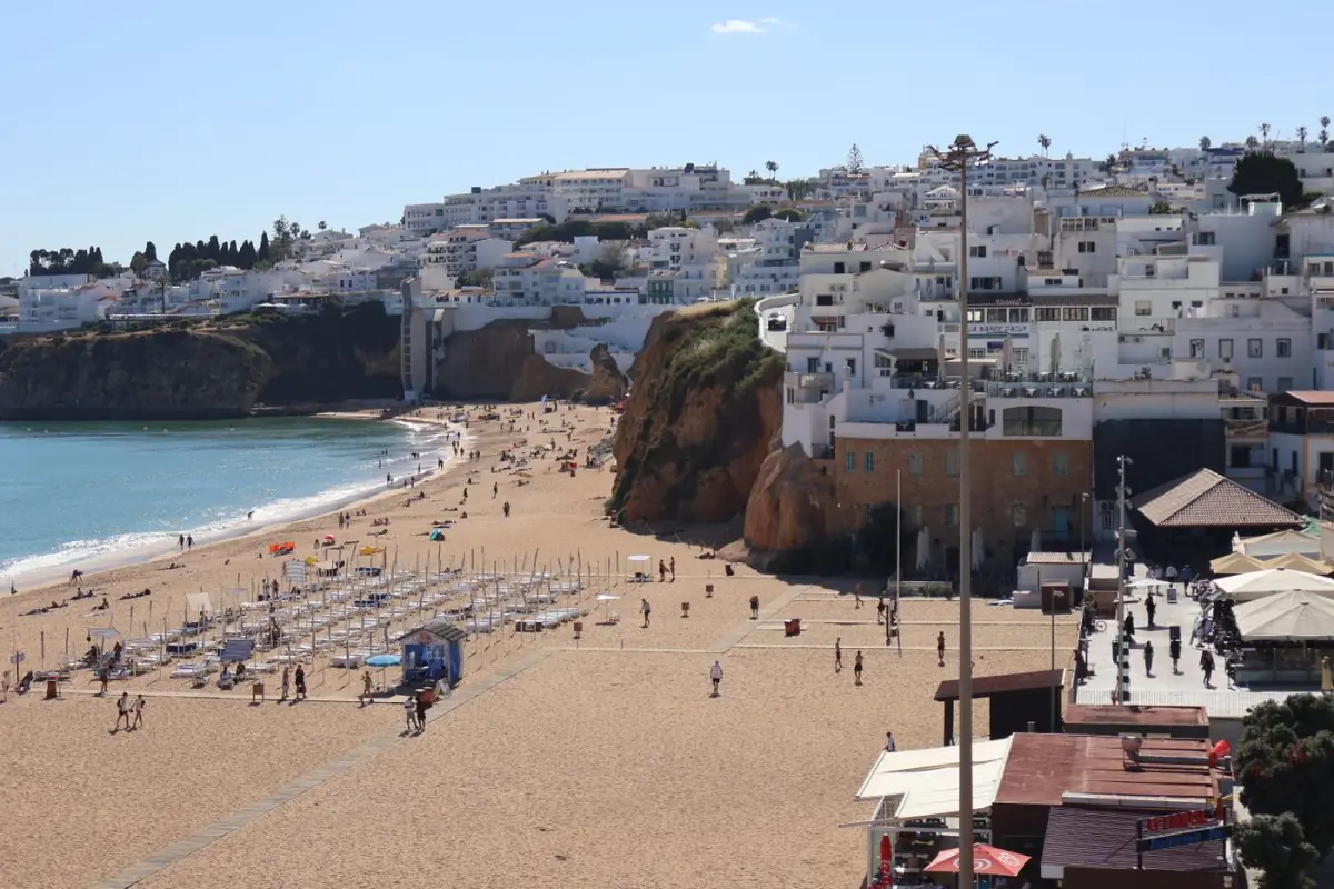 Falésias brancas e avermelhadas sobre o areal dourado da zona de Albufeira