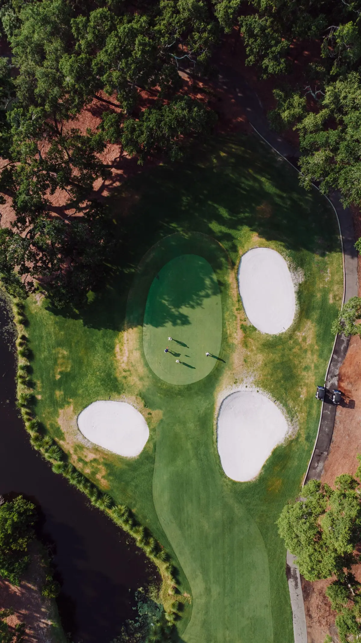 Vista aérea de um campo de golfe do Algarve com bunkers de areia entre o verde