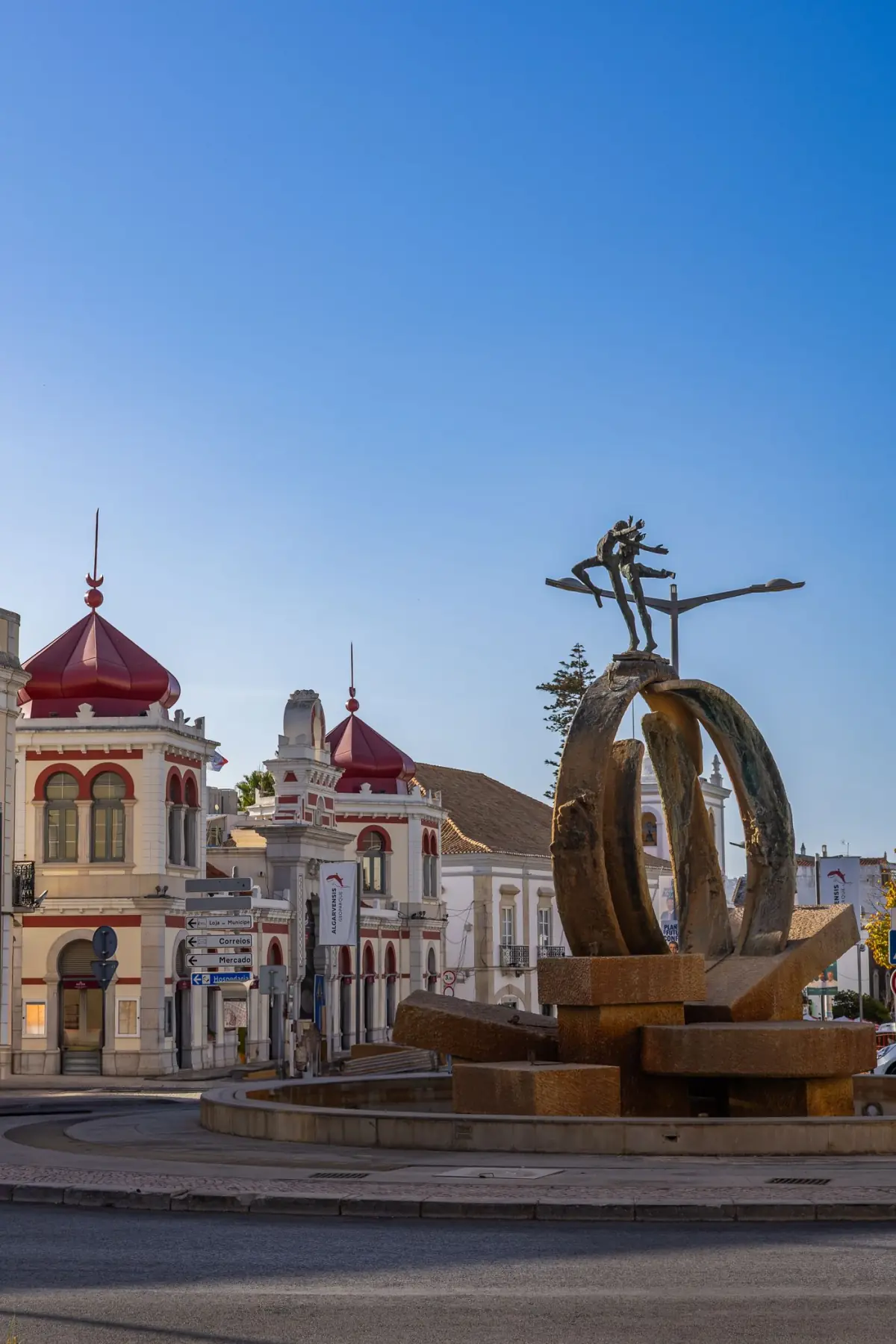 Edifícios históricos e escultura junto ao Mercado Municipal de Loulé