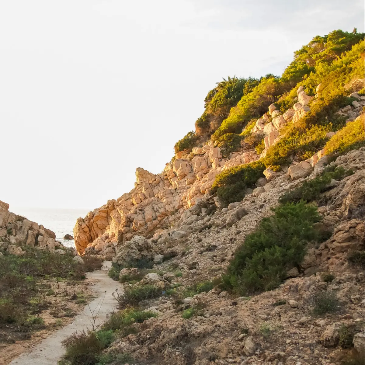 Caminho rochoso ao longo das falésias costeiras de Lagoa, no percurso dos Sete Vales Suspensos