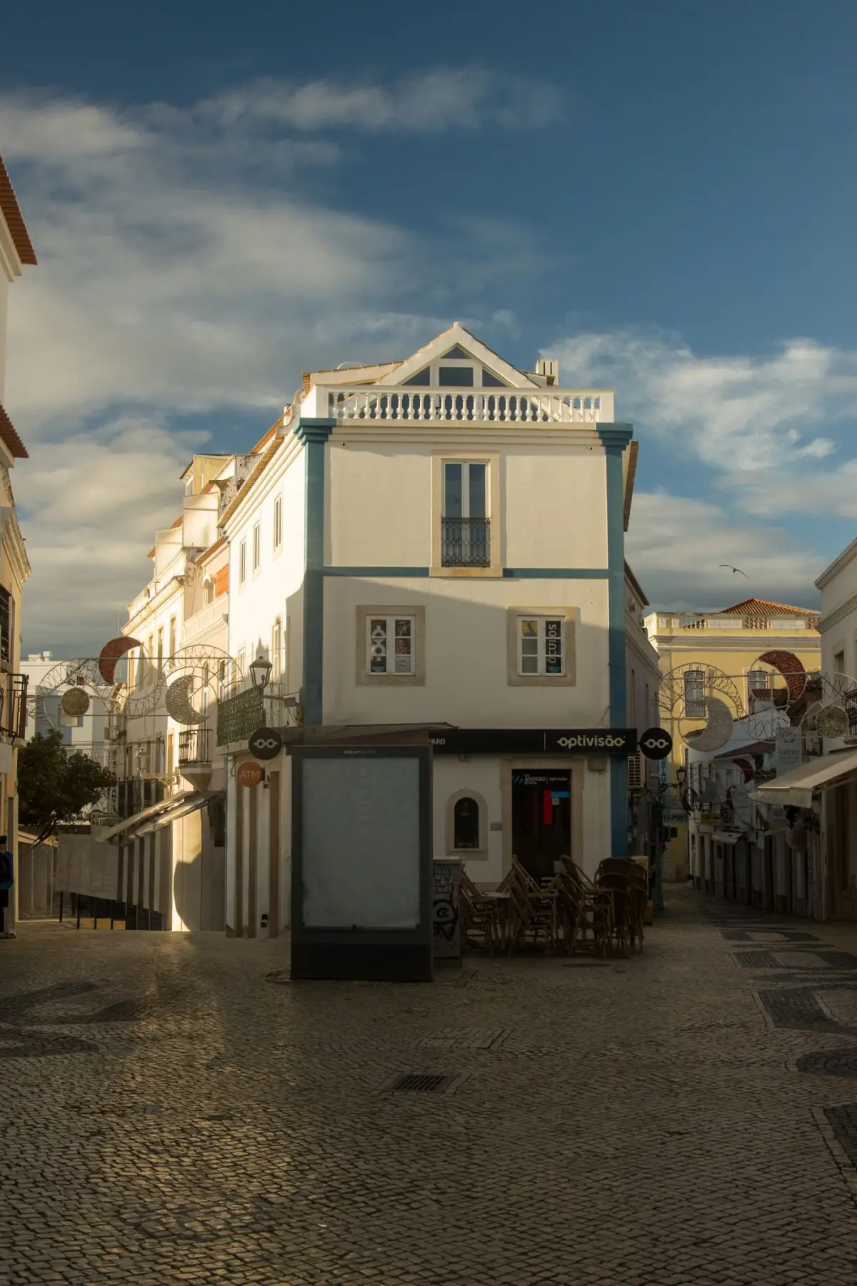Rua calcetada do centro histórico de Lagos com fachadas caiadas e esplanadas