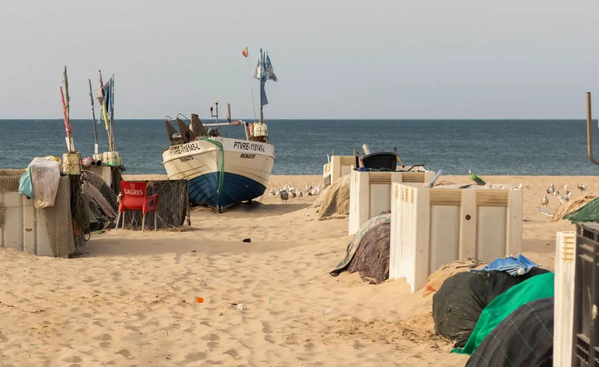 Barcos de pesca tradicionais pousados no areal da praia de Monte Gordo