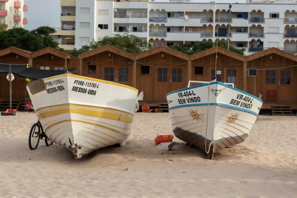 Barcos de pesca tradicionais pousados no areal de uma praia do Sotavento algarvio junto a Monte Gordo