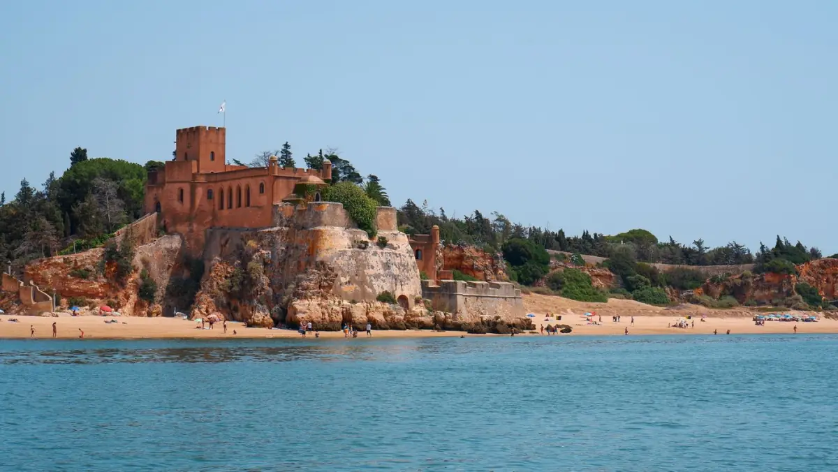Castelo de São João do Arade sobre a Praia da Angrinha em Ferragudo ao entardecer