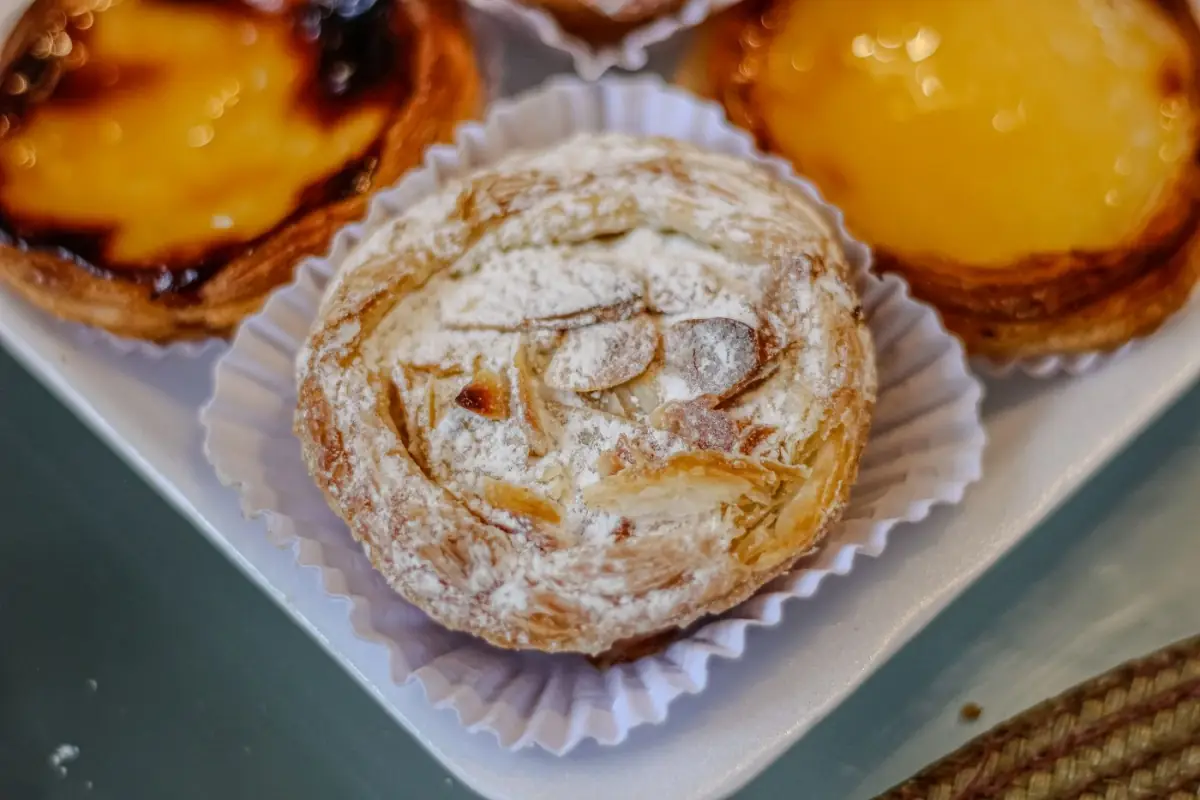 Tabuleiro de doces de amêndoa tradicionais do Algarve em exposição numa pastelaria