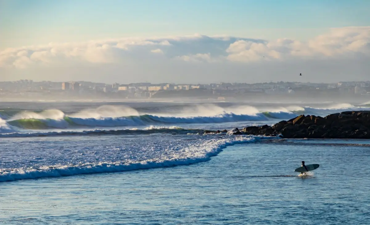 Surfista a apanhar uma onda na Praia do Amado, na Costa Vicentina