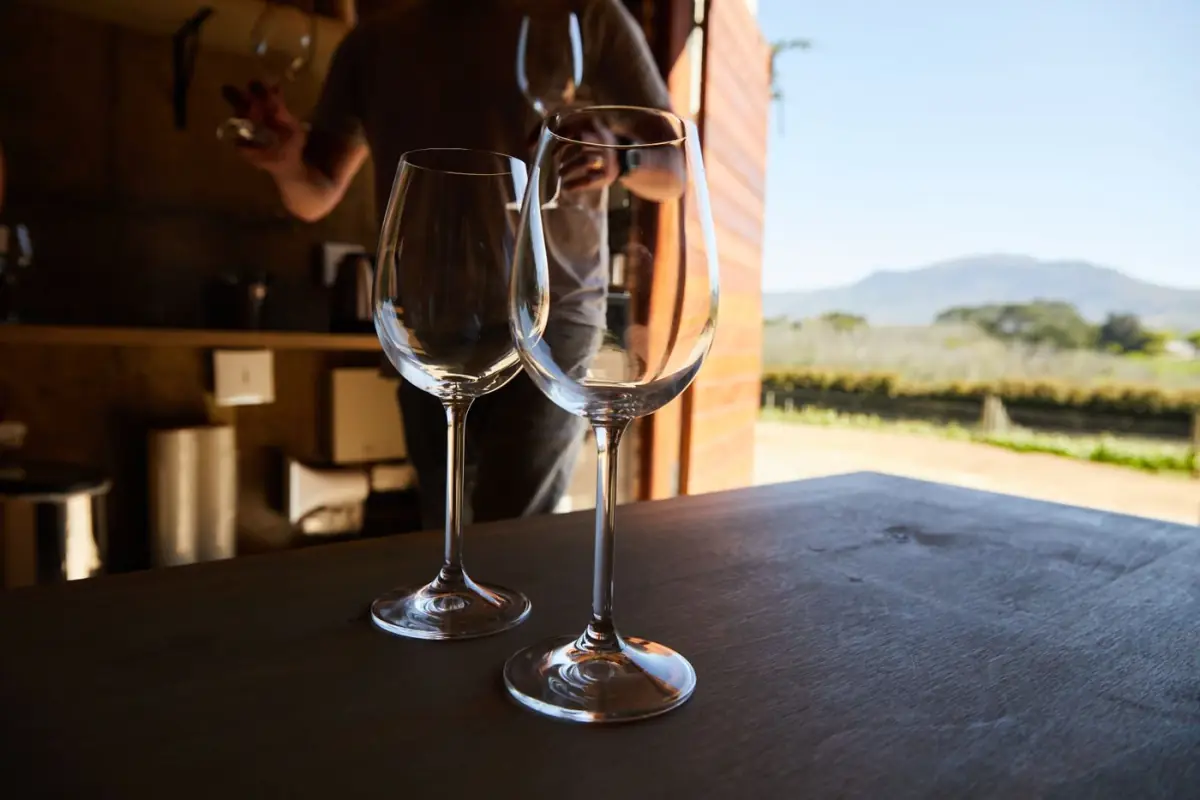 Copos de vinho preparados para prova numa adega do interior do Algarve