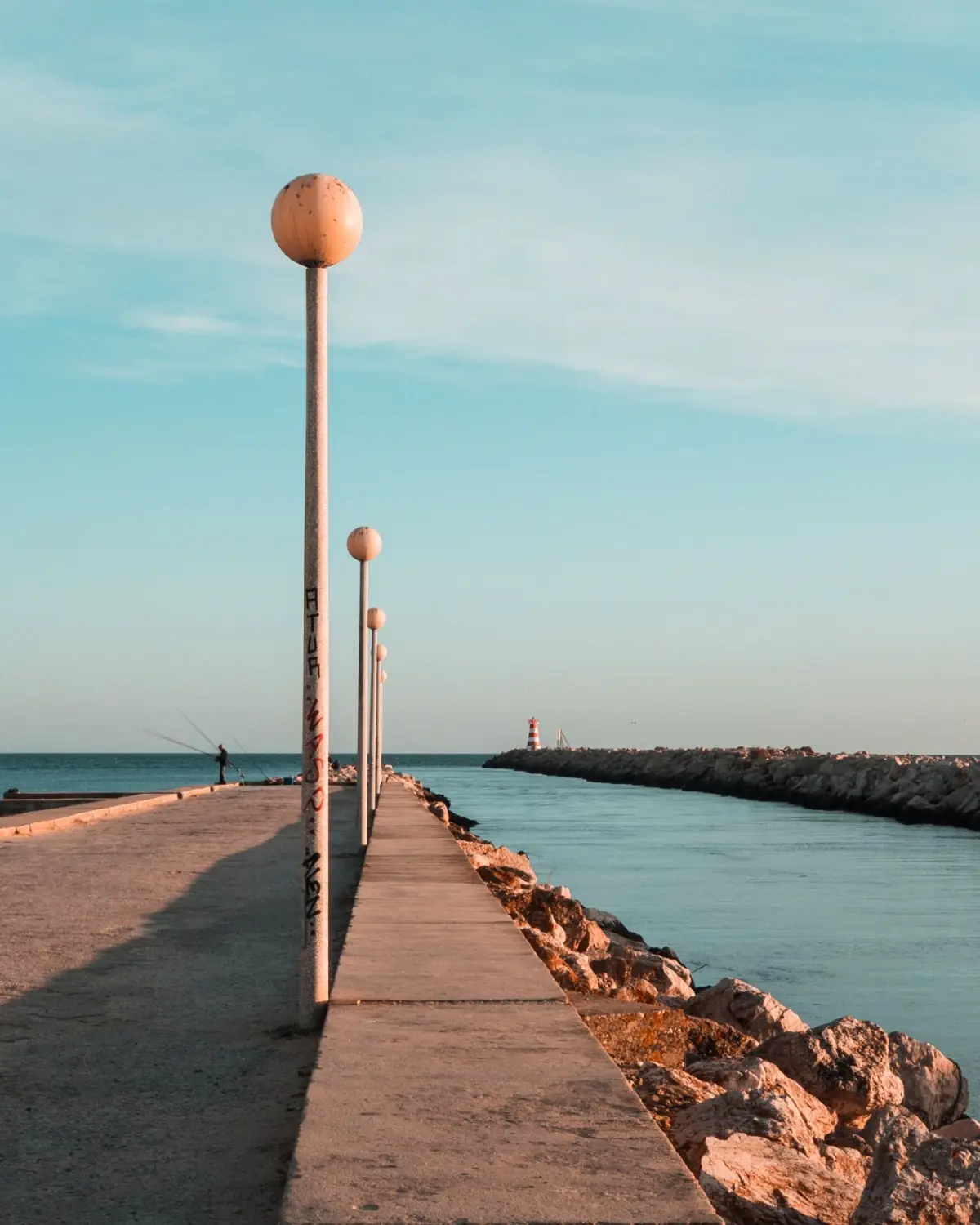 Passeio marítimo de Quarteira sobre o oceano, junto a Vilamoura no Triângulo Dourado