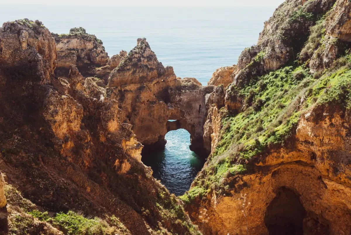 Arco rochoso e falésias na costa de Lagos perto da Ponta da Piedade