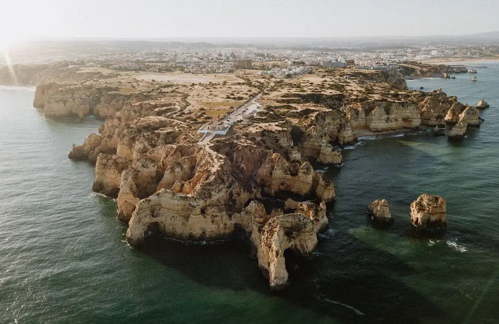 Costa de acantilados y mar atlántico en el Barlavento del Algarve