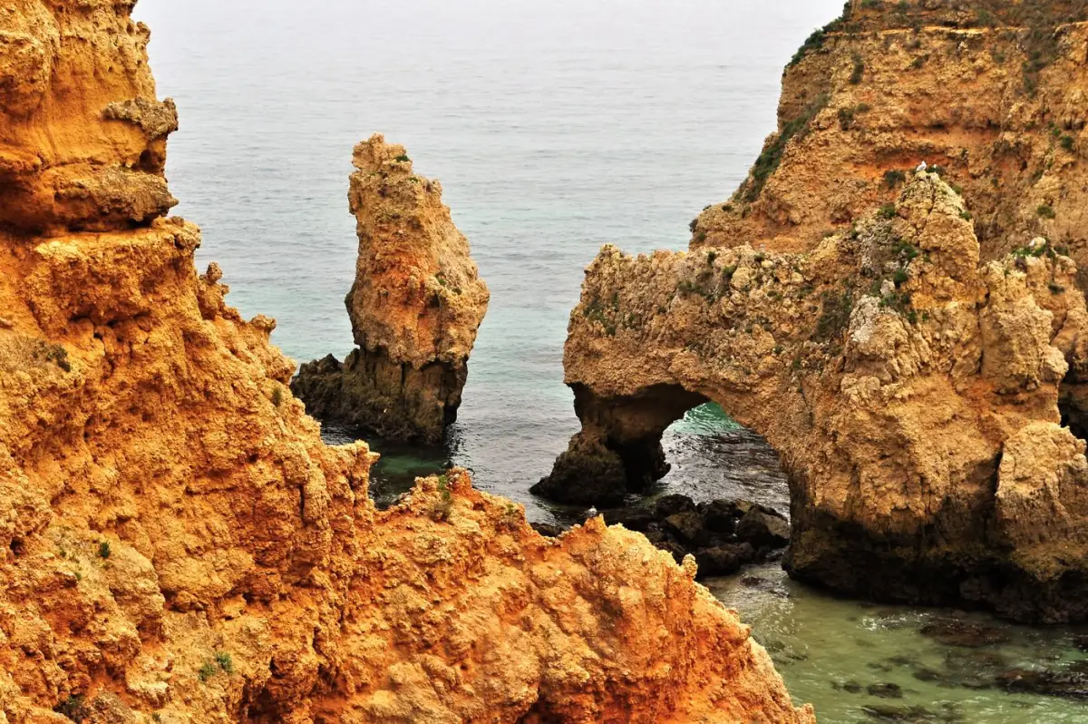 Formações rochosas ocres da costa de Lagos junto à Praia de Dona Ana