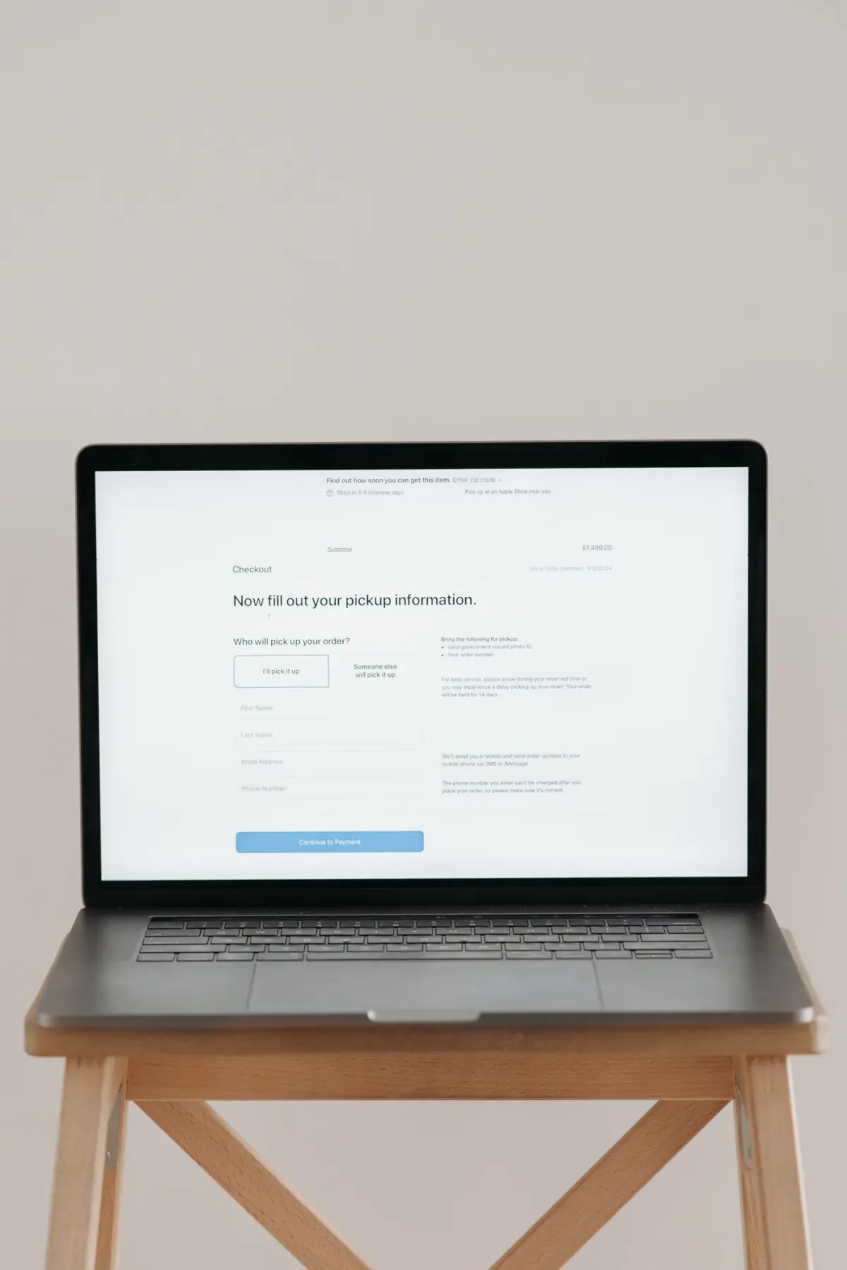 Ecrã de pagamento e checkout de uma reserva de alojamento no Algarve num portátil