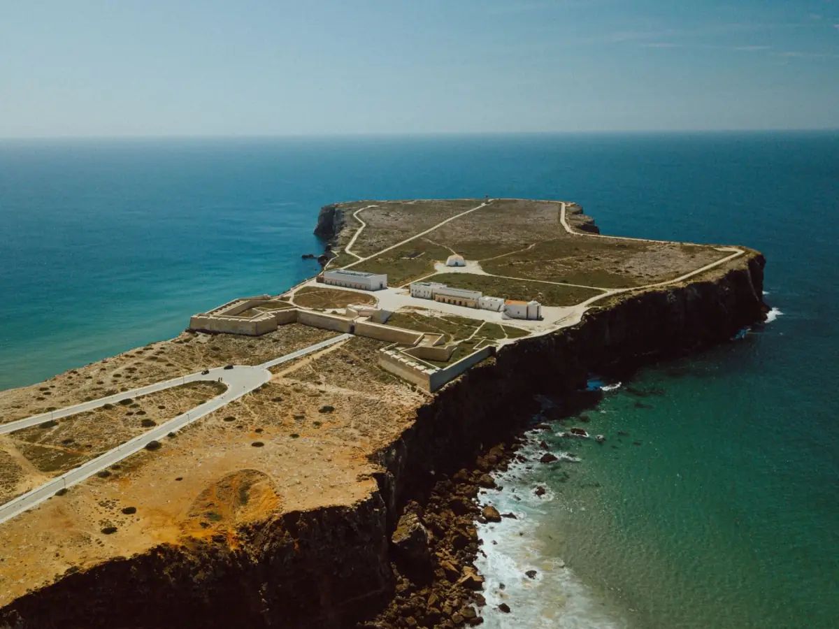Vista aérea da Fortaleza de Sagres no extremo da falésia, rodeada pelo Atlântico