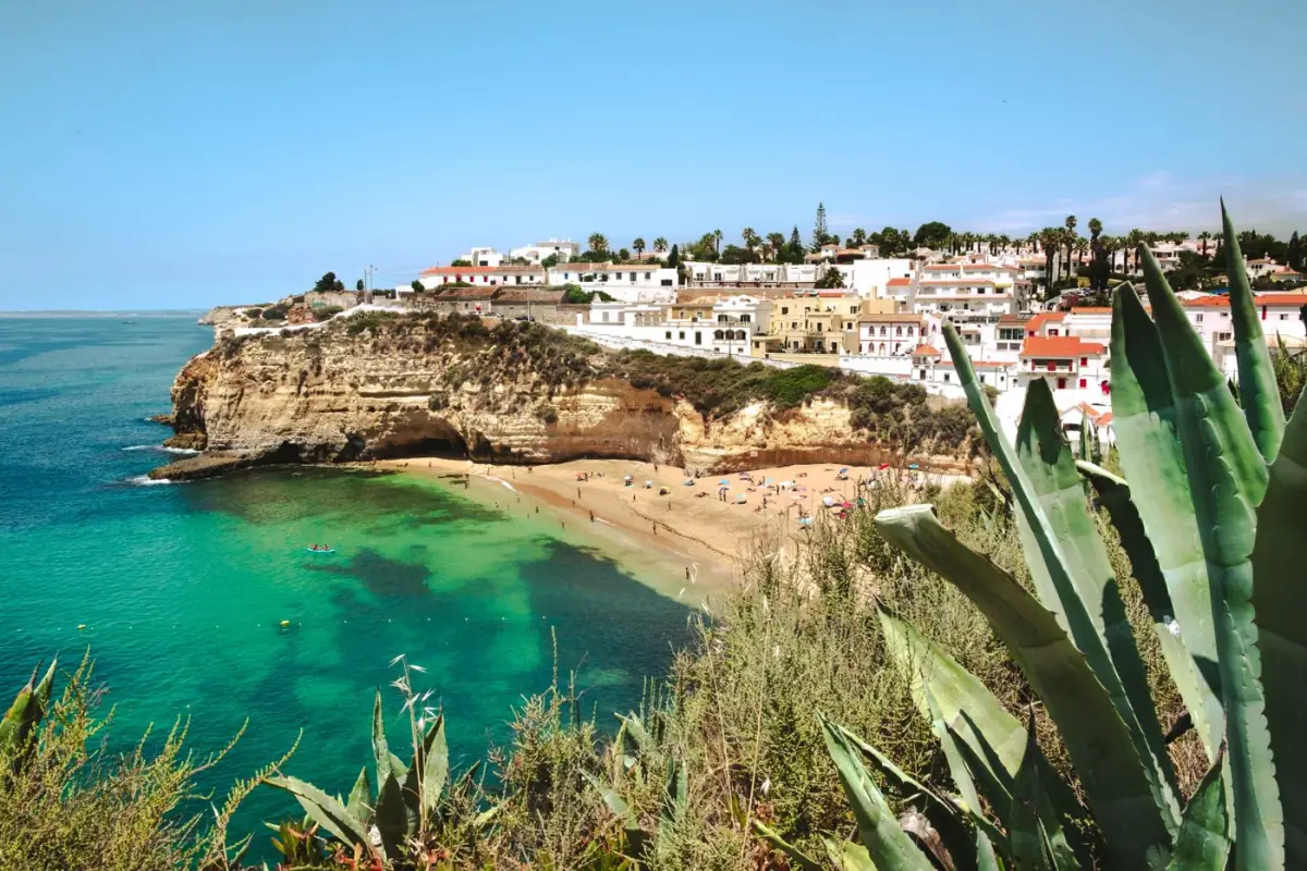 Praia de Carvoeiro com falésias cor de mel e casas brancas sobre a baía