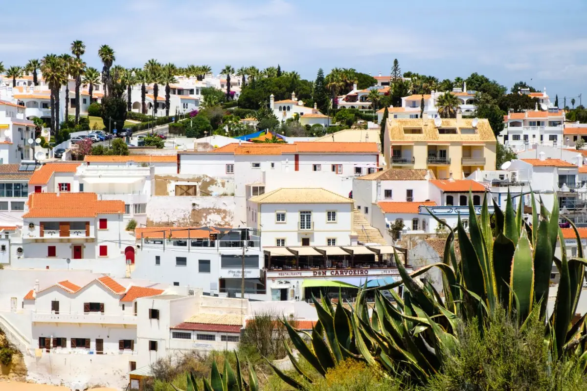 Casas brancas de Carvoeiro rodeadas de vegetação, típicas do aluguer de férias no Centro do Algarve