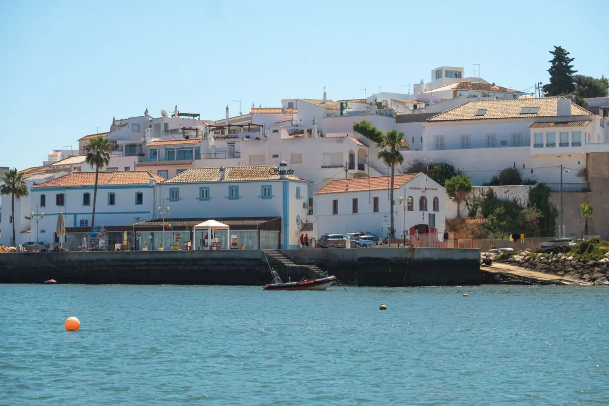 Casas brancas tradicionais junto ao mar na frente ribeirinha de Vila Real de Santo António