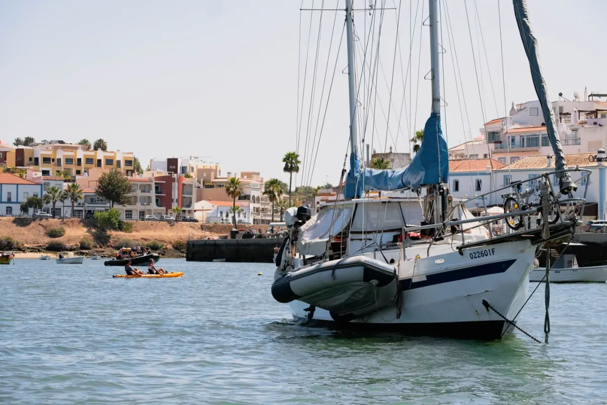 Veleiro e caiaques na marina de Faro junto à Ria Formosa