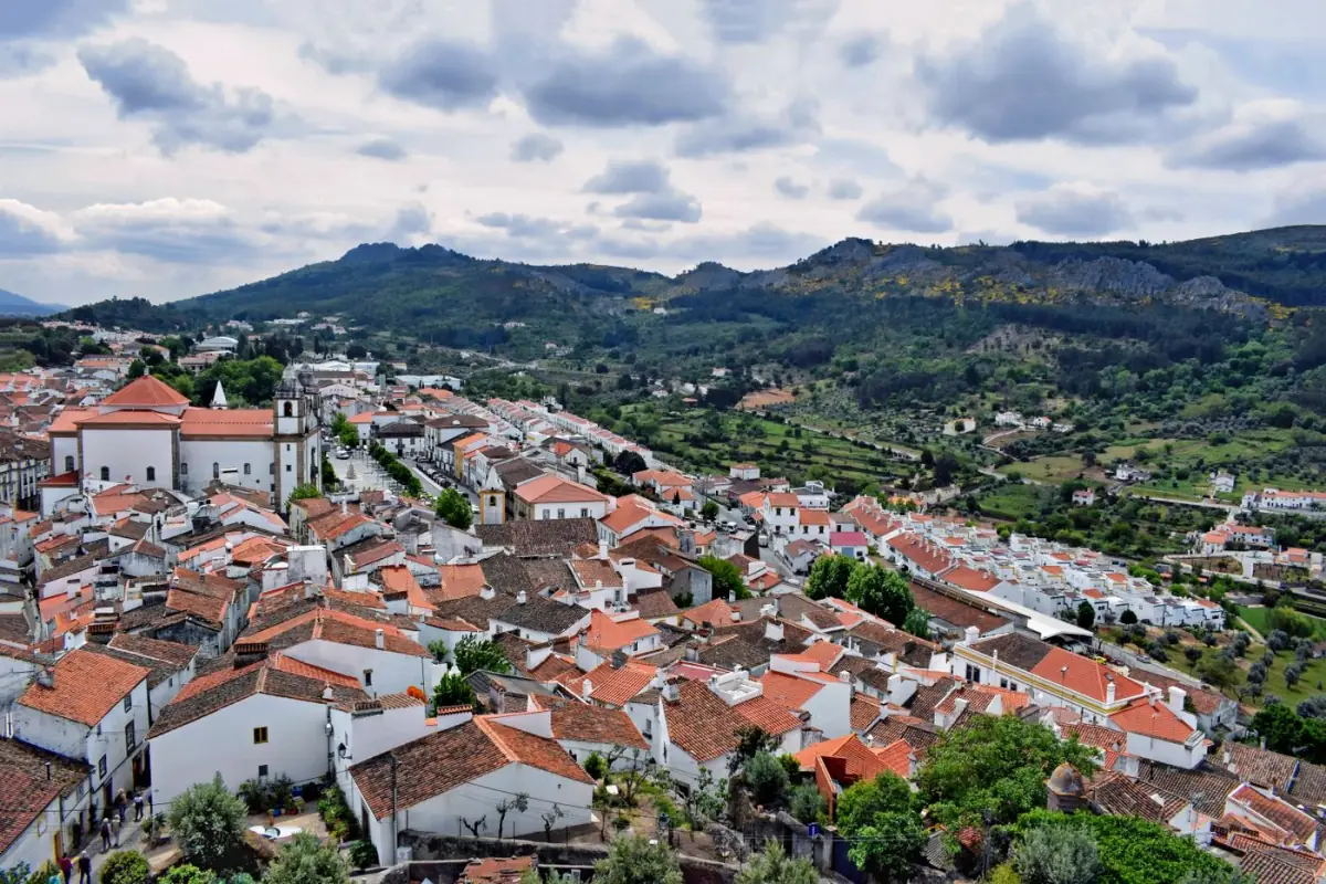 Vista aérea da vila branca de Monchique encaixada na serra do Algarve